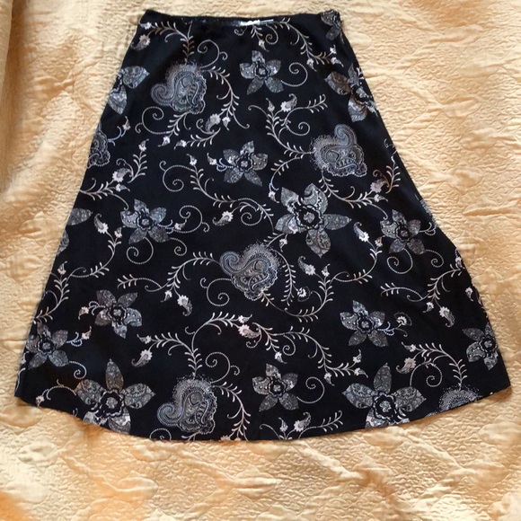 Style in this easy wear flare skirt. Black/flower design pattern. Sz 14 - Picture 5 of 6